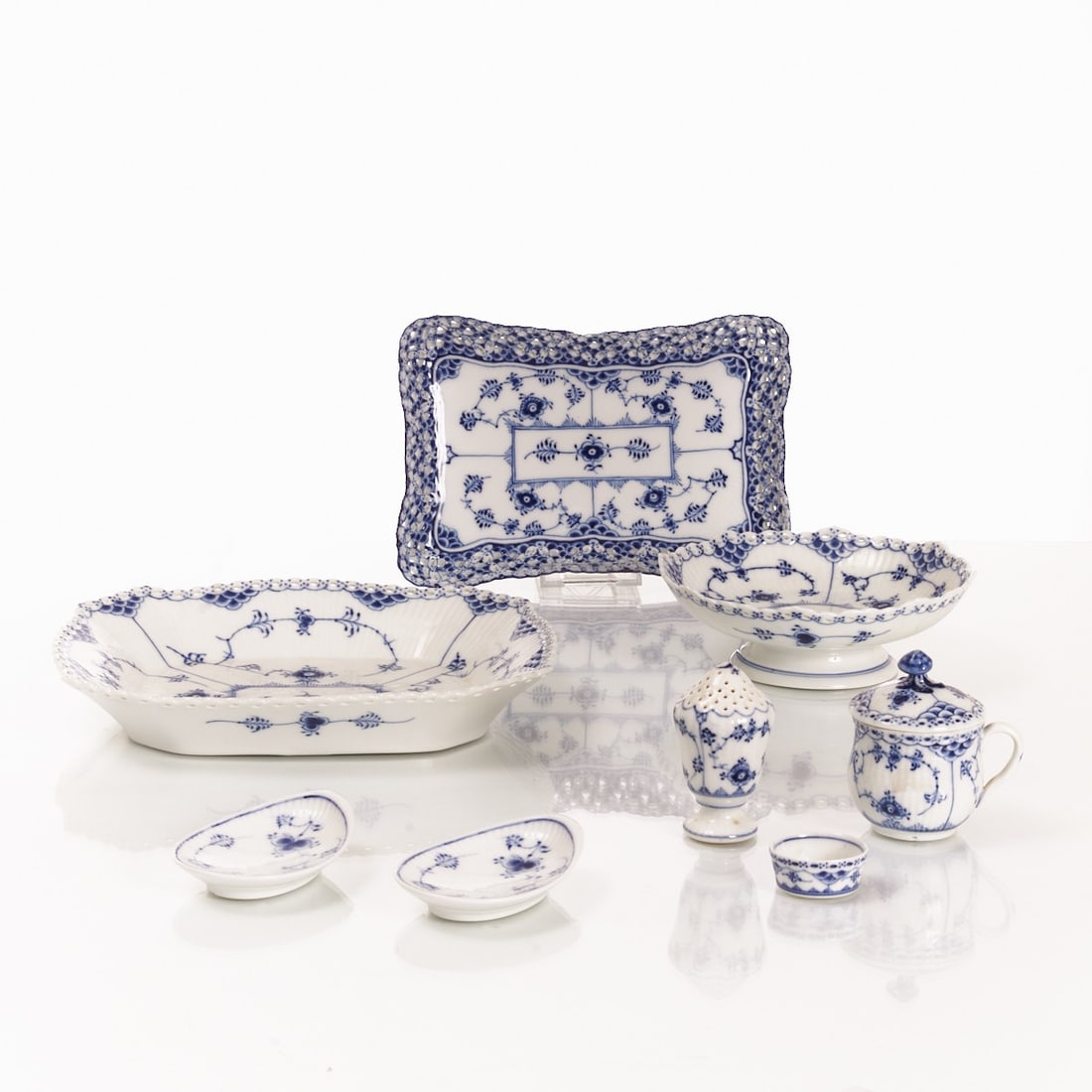 6 different bowls, cream pot, salt shaker - Musselmalet, Copenhagen predominantly 1951-1979: 6 different bowls, cream pot, salt shaker - Musselmalet, Full Lace and Half Lace and ribbed Royal Porcelain Manufactory, Copenhagen predominantly 1951-1979. Porcelain, white, glazed. Underglaze cobalt