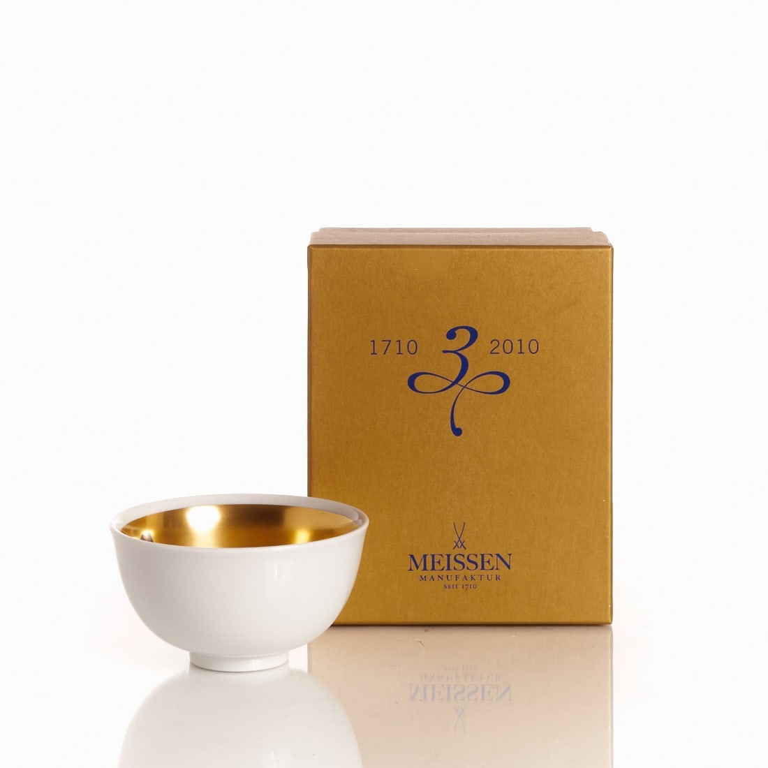 Bowl with Fish - 300 Years Meissen Anniversary, 2010: Bowl with Fish - 300 Years Meissen Anniversary State Porcelain Manufactory, Meissen 2010. Porcelain, white, glazed. Gilt. Polychrome painted with stylized fish in red and black. Blue crossed swords ma