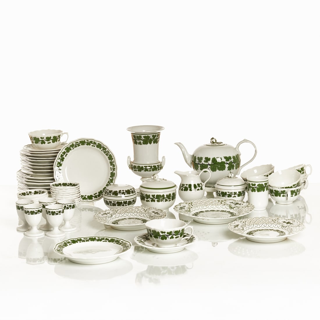 27 Service Parts and Table Decorations - Full Green Vine Wreath, Meissen 1850-1980 (1 of 1)