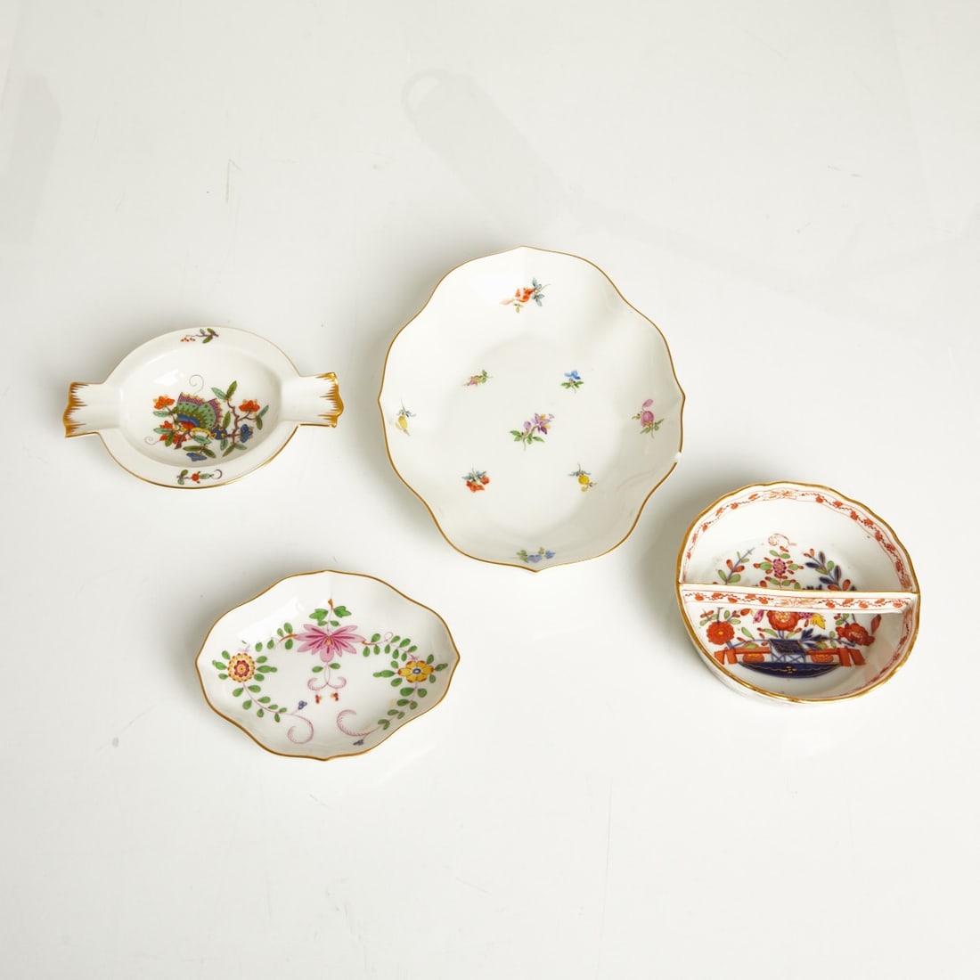4 Different Bowls - Indian Painting and Scattered Flowers, Meissen 1850-1924 and 1952-1983: 4 Different Bowls - Indian Painting and Scattered Flowers Royal and State Porcelain Manufactory, Meissen 1850-1924 and 1952-1983. Porcelain, white, glazed. Polychrome painted. Gold rim. Blue crossed s