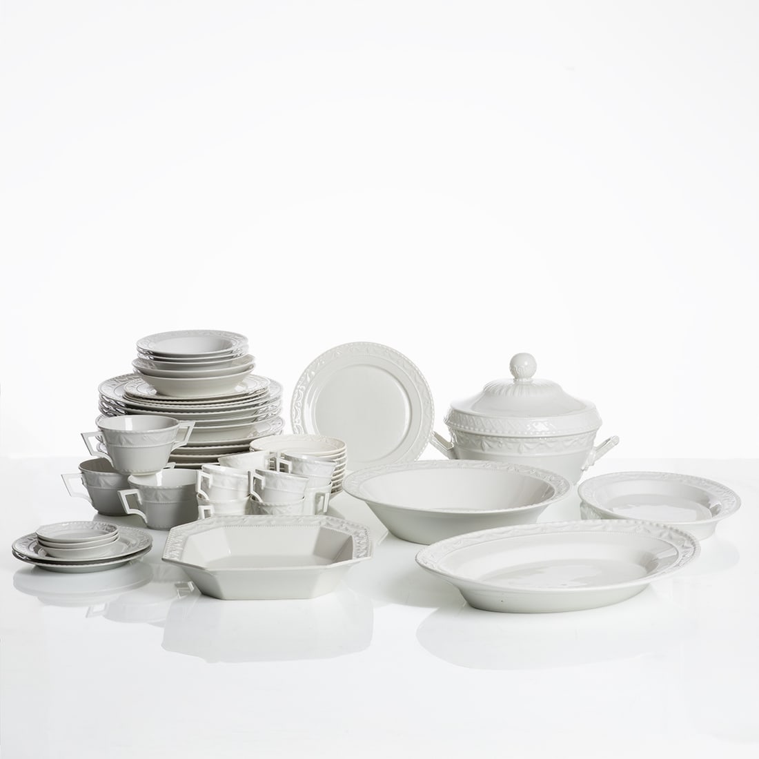 49 Dining Service Parts - Kurland, KPM Berlin before 1945 and 1962-1992: 49 dining service parts - Kurland Staatliche Porzellan Manufaktur (KPM), Berlin before 1945 and 1962-1992. White porcelain, glazed. Underglaze blue scepter mark. Predominantly one grind mark. 4 appeti