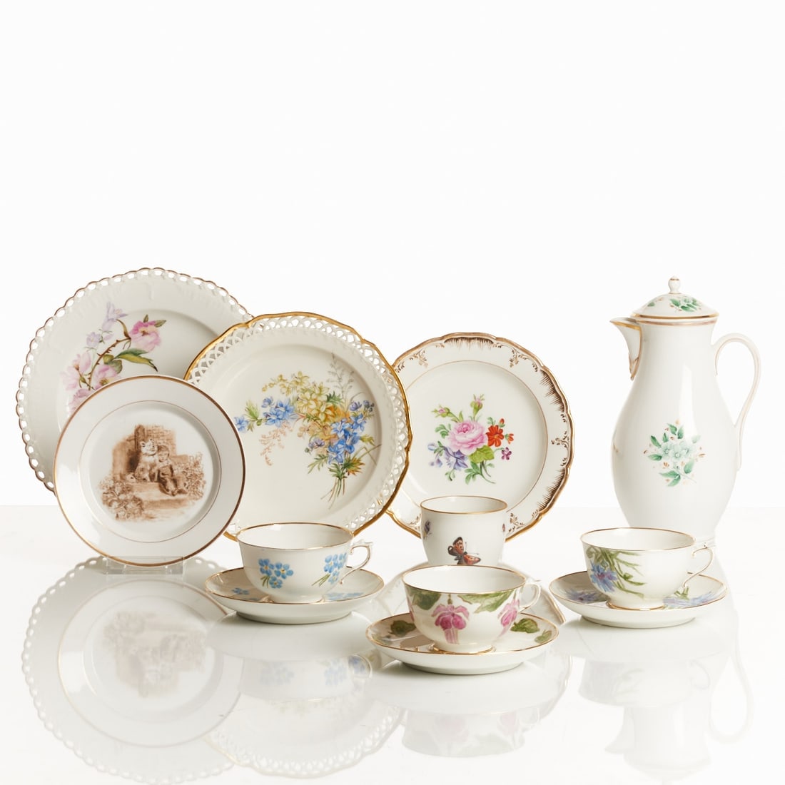 12 Service Parts with Home Painting, KPM Berlin, 1844-1992: 12 service parts with home painting Königliche und Staatliche Porzellan Manufaktur (KPM), Berlin 1844-1992. Porcelain, white, glazed. Polychrome or monochrome painted outside the manufactory. Par