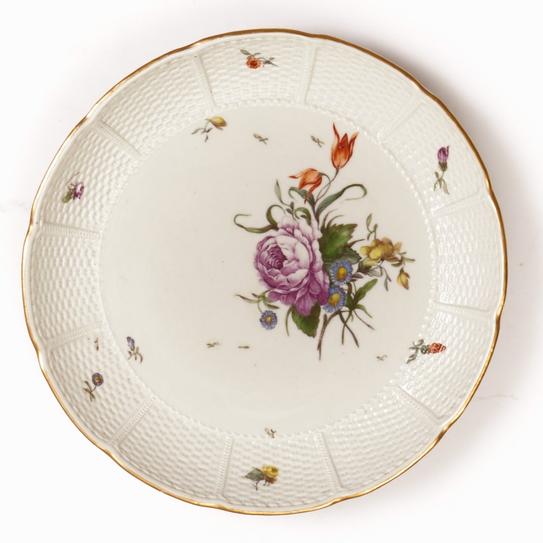 Round bowl - Altozier: Flower bouquet / Manner flowers. Ludwigsburg circa 1760-1770.: Round bowl - Altozier: Flower bouquet / Manner flowers Ducal True Porcelain Manufactory, Ludwigsburg circa 1760-1770. Porcelain, white, glazed. Polychrome painted. Gold rim. Underglaze blue mark: unde