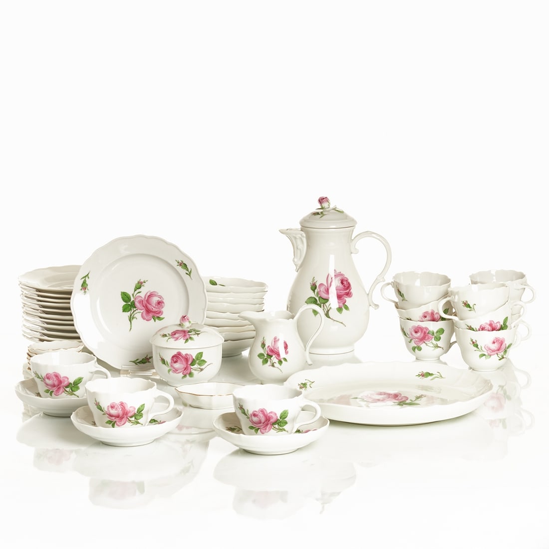 47-piece coffee service for 12 people - Red Rose New Cut, Meissen 1949-1972: 47-piece coffee service for 12 people - Red Rose New Cut State Porcelain Manufactory, Meissen 1949-1972. Porcelain, white, glazed. Polychrome painted. Form "New Cut". Underglaze blue sword m