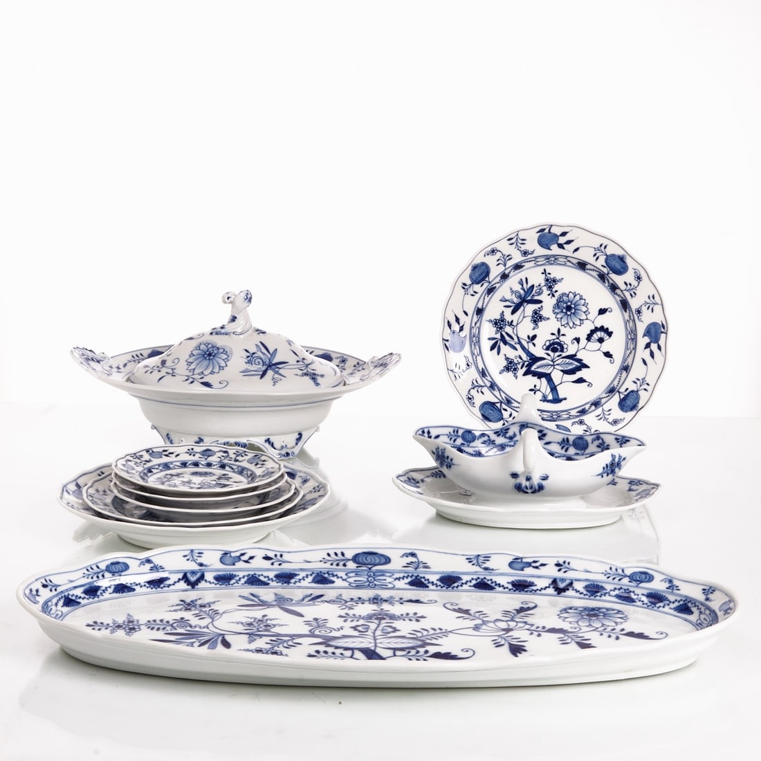 9 pieces of a dinner service - Onion pattern. Meissen 1850-1983. (1 of 2)