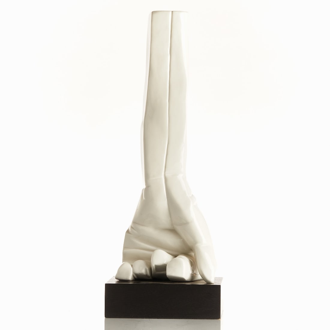 Sculpture "Column" - Michael Schoenholtz,: Sculpture "Column" - Michael Schoenholtz Goebel Porcelain Factory, Rödental 1982. White porcelain, glazed. Black stamp on the glaze: Goebel Galerie. Black monogrammed and dated: MS 82.