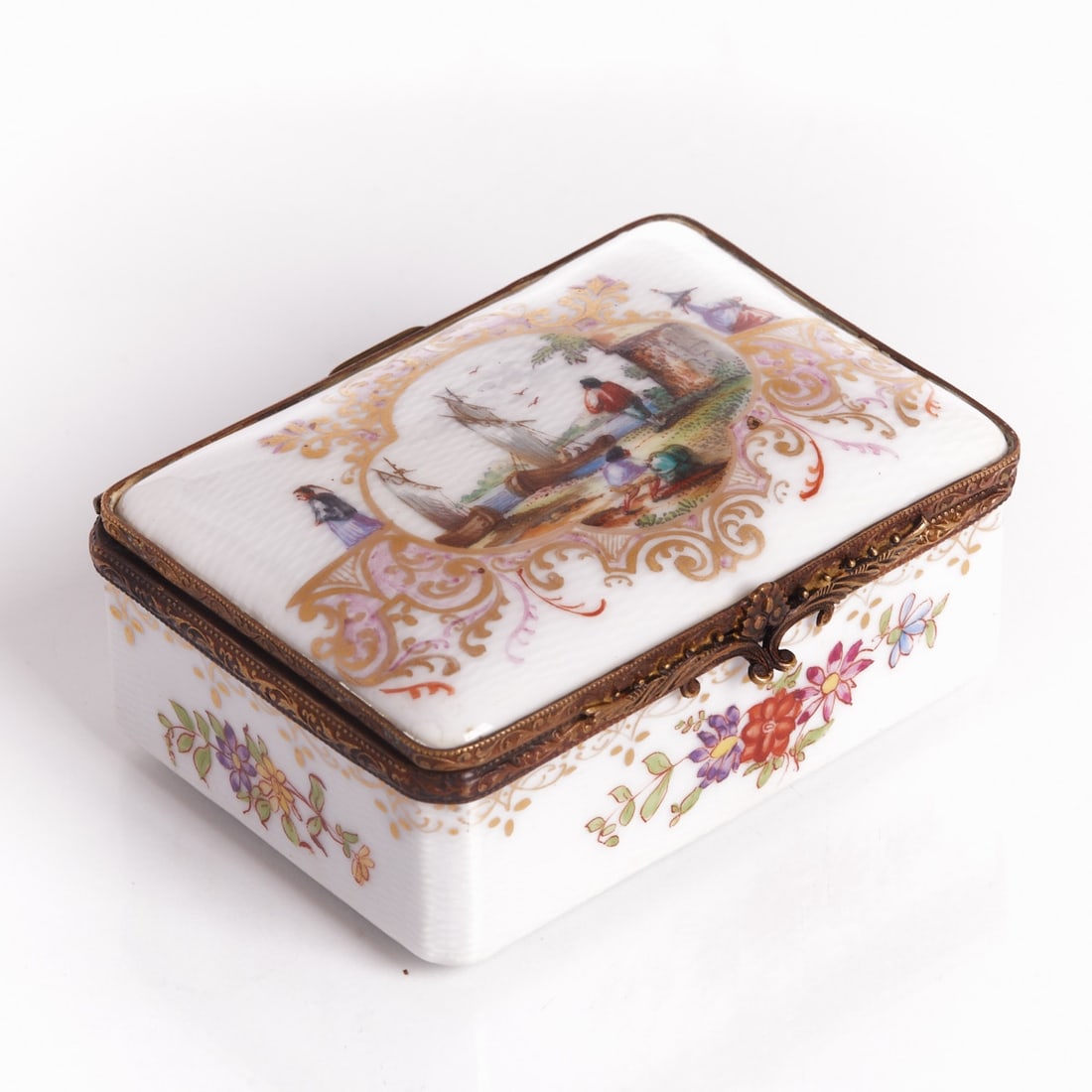 Snuff box with chinoiserie, probably Royal Porcelain Manufactory, Meissen, 18th/19th century. (1 of 4)
