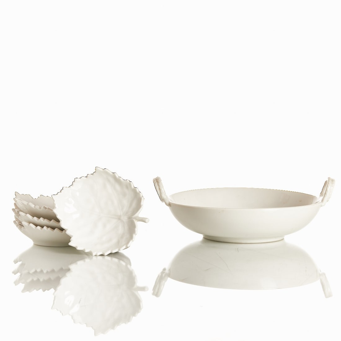 Handled bowl and 4 leaf bowls, KPM Berlin 1958 and 1962-1992: Handled bowl and 4 leaf bowls State Porcelain Manufactory (KPM), Berlin 1958 and 1962-1992. White porcelain, glazed. Blue scepter mark under the glaze. 1st choice. Partially impressed marks. D. 13 cm