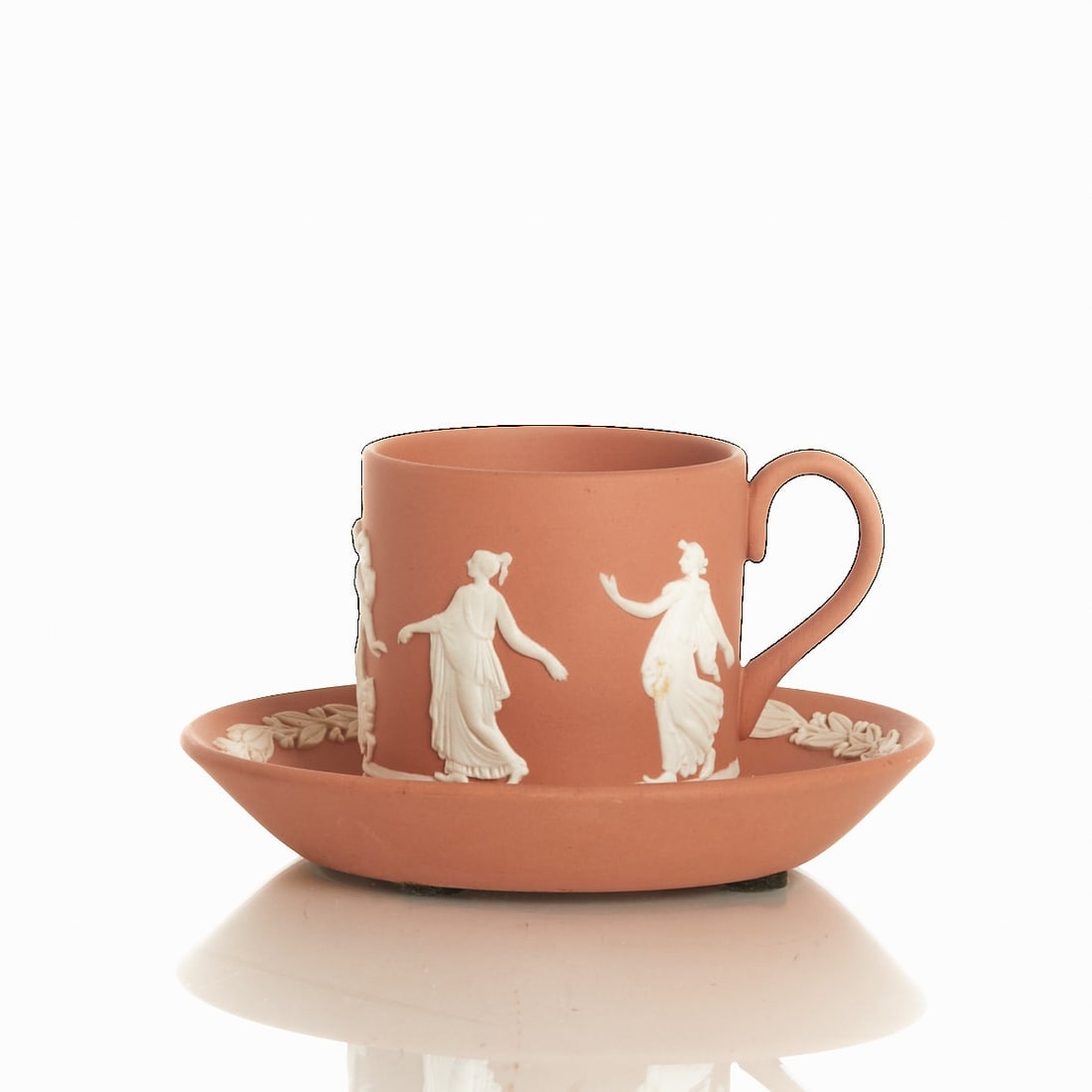 Cup with saucer - Antiquing figural scene, Wedgwood, 20th century.: Cup with saucer - Antiquing figural scene Wedgwood, 20th century. Brown Jasperware (unglazed stoneware). White relief overlay. Impressed: WEDGWOOD MADE IN ENGLAND. Press marks. H. 5.5 cm (cup), D. 10.