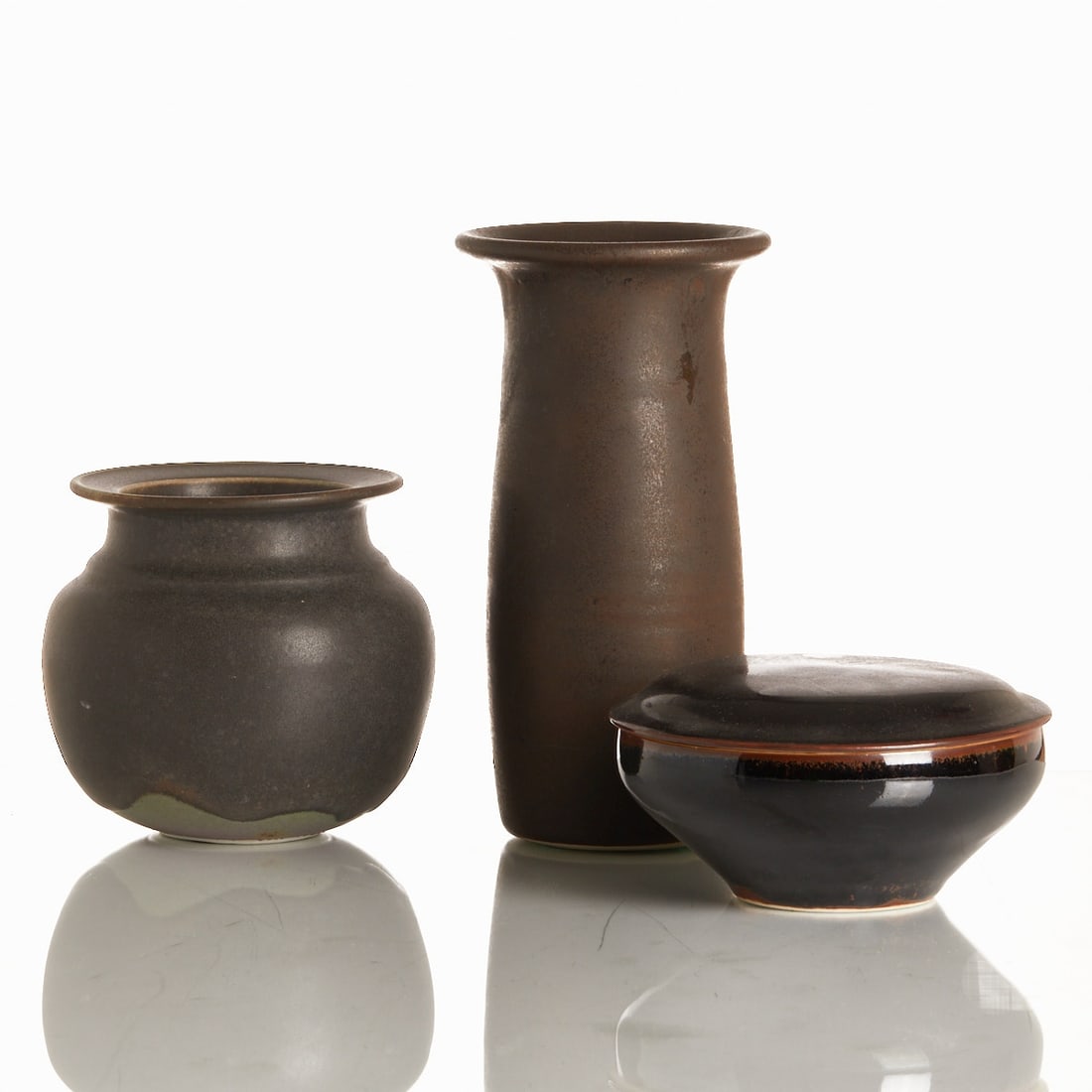 1 vase, 1 vase, 1 lidded box - studio ceramics. Dorothea Chabert, Wolfsburg - Margarete Schott, (1 of 4)