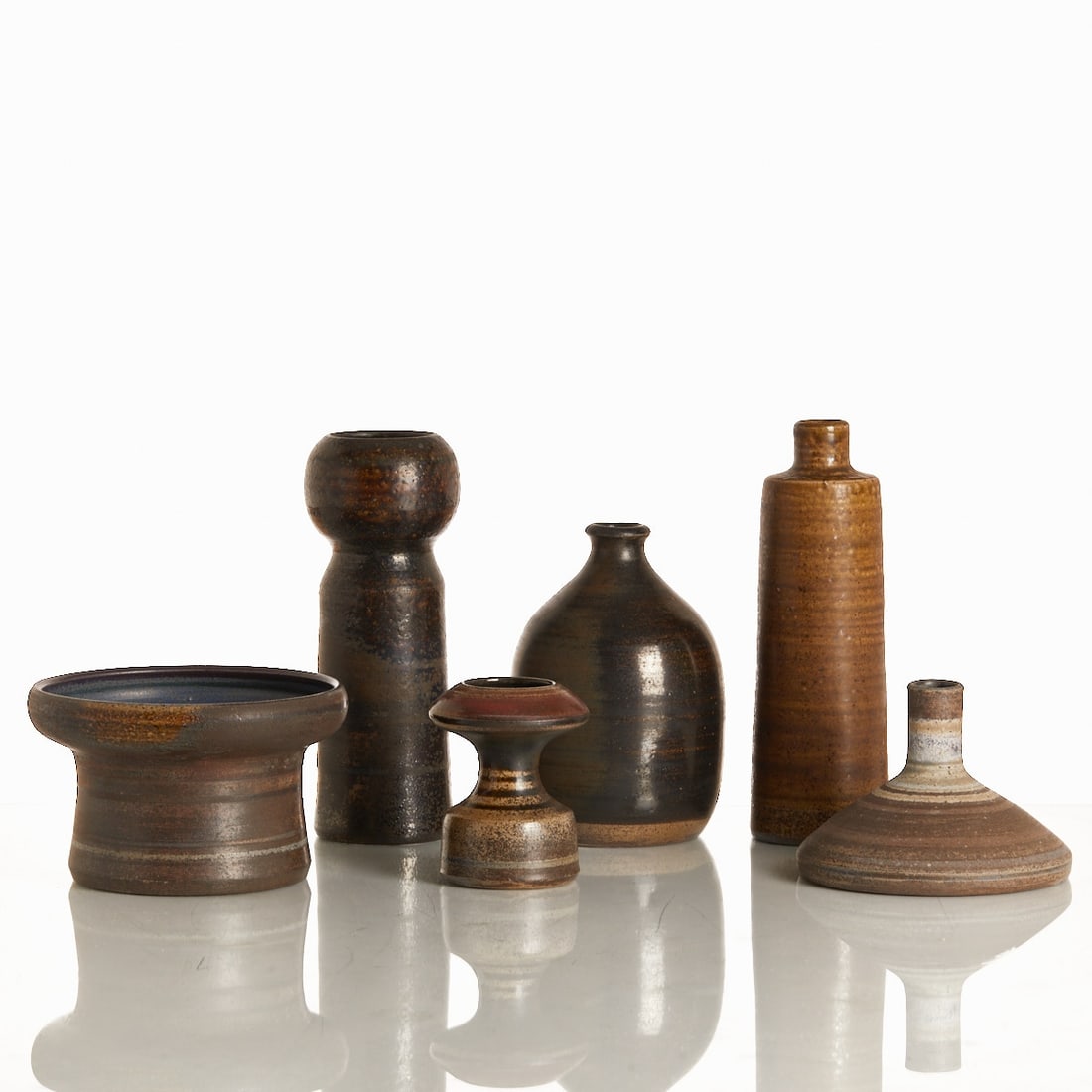 6 Vases - Studio Pottery. Jürgen Riecke.: 6 Vases - Studio Pottery Jürgen Riecke. Ceramic, grey speckled body, salt glaze: glazed in blue-red or brown. Marked on the base. H. 10 cm, D. 16.5 cm - H. 21.5 cm - H. 10.5 cm - H. 17.5 cm