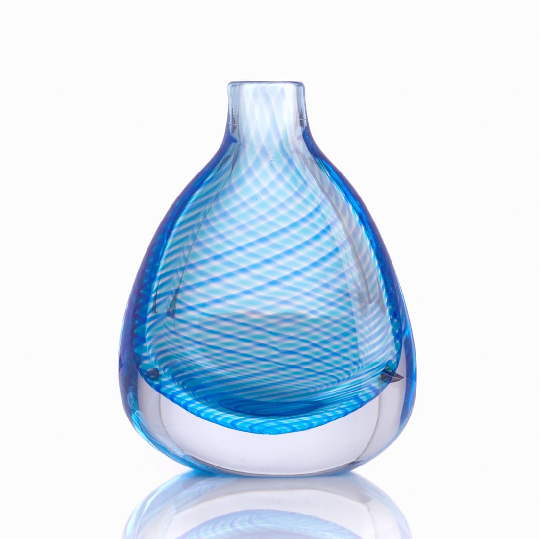 Flat vase. Gullaskruf Glaseruk, Glasatelje / Sweden 1993. (1 of 1)