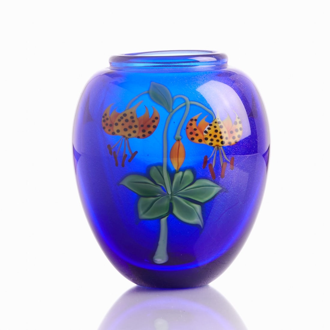 Vase - Crown Imperial. Ed Alexander for Orient & Flume, Chico (California) / USA.: Vase - Crown Imperial. Ed Alexander for Orient & Flume, Chico, California / USA after 1972. Blue glass with copper inclusions, encased in colorless glass. In the interlayer, an imperial lily made of g