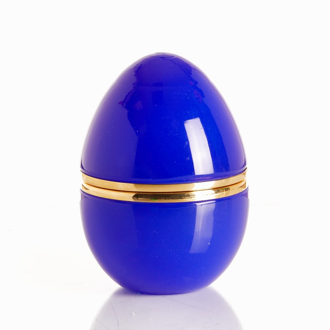 Egg-shaped lidded box - Art Déco. France, circa 1935-1940.: Egg-shaped lidded box - Art Déco France, circa 1935-1940. Thick-walled, blue-violet opal glass, cut and polished. Brass mounting with hinge. H. 15.5 cm, D. up to: 11 cm.