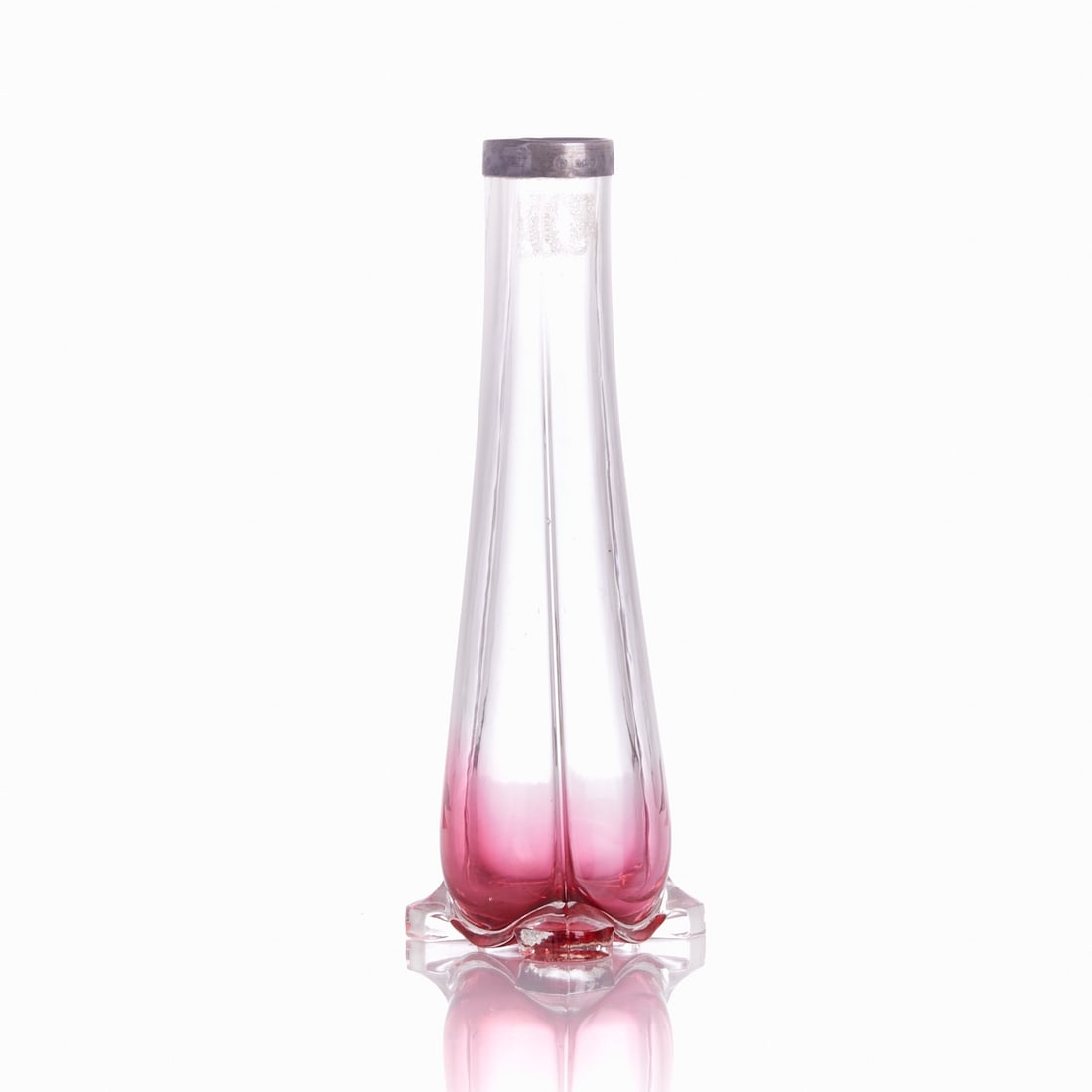 Rose vase with three feet. Circa 1920.: Rose vase with three feet Circa 1920. Pressed glass: colorless glass in the lower part, pink-colored. 925 silver mounting. Hallmarks: London. H. 20 cm.