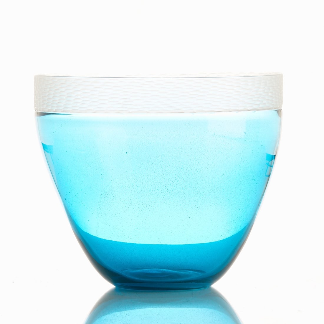 Large bowl - incalmo and Battuto. Murano, approx. 1980.: Large bowl - incalmo and Battuto Murano, approx. 1980. Blue glass with gold powder inclusions. Colorless, matted rim in Battuto technique. H. 23.5 cm, D. top: 27.5 cm.