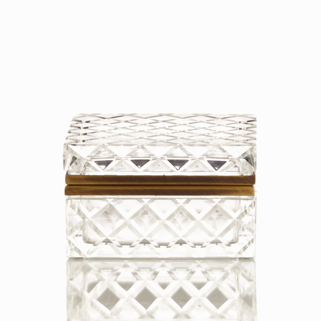 Square lidded box - Art Deco. France, circa 1935-1940.: Square lidded box - Art Deco France, circa 1935-1940. Thick-walled, slightly grayish glass, diamond pattern cut and polished. Brushed mounting. H. 6.5 cm, 10.5 x 10.5 cm. - Condition: one edge with