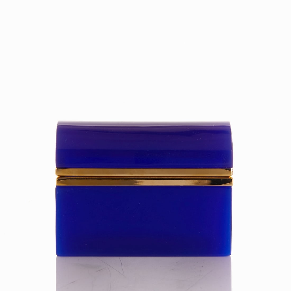 Tall rectangular box with round lid - Art Déco. France, circa 1935-1940.: Tall rectangular box with round lid - Art Déco France, circa 1935-1940. Thick-walled, dark blue opal glass, cut and polished. Brass mounting with hinge. H. 9.5 cm, 8.5 x 13.5 cm. - Condition: B