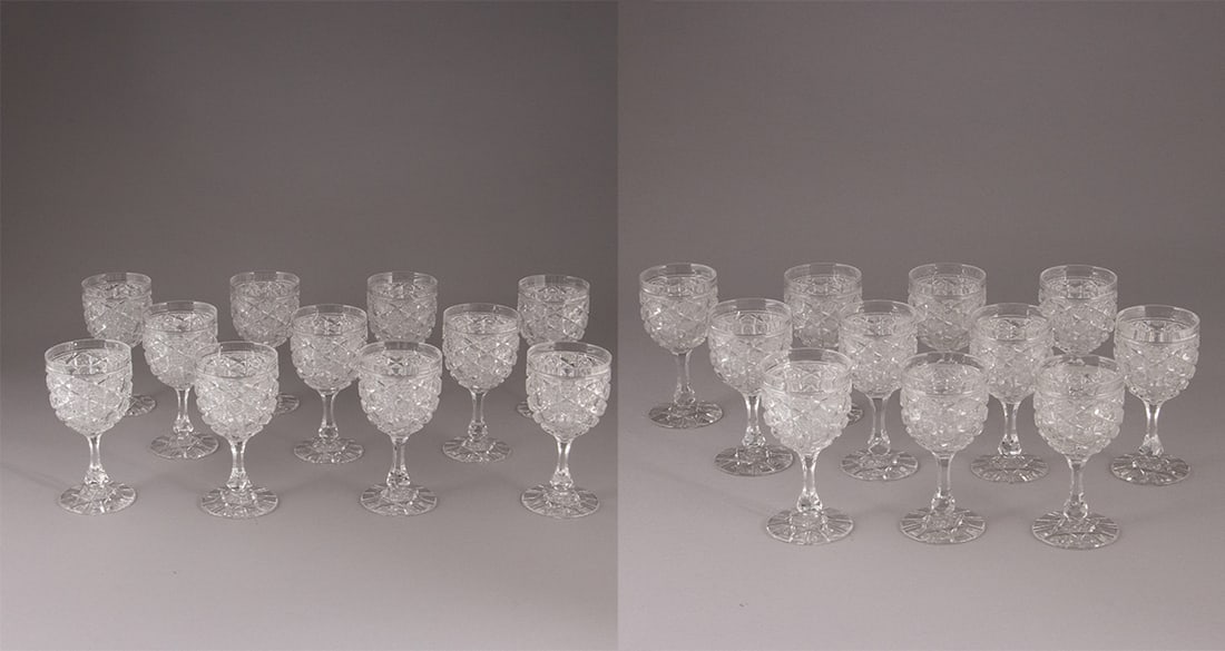 11 red wine glasses and 11 liqueur glasses, Baccarat, 20th century,: 11 red wine glasses and 11 liqueur glasses Baccarat, 20th century. Colorless crystal glass. Facet cut. Unmarked. H. 16.5/13.5 cm. - Condition: 1 liqueur glass with chip on the base.