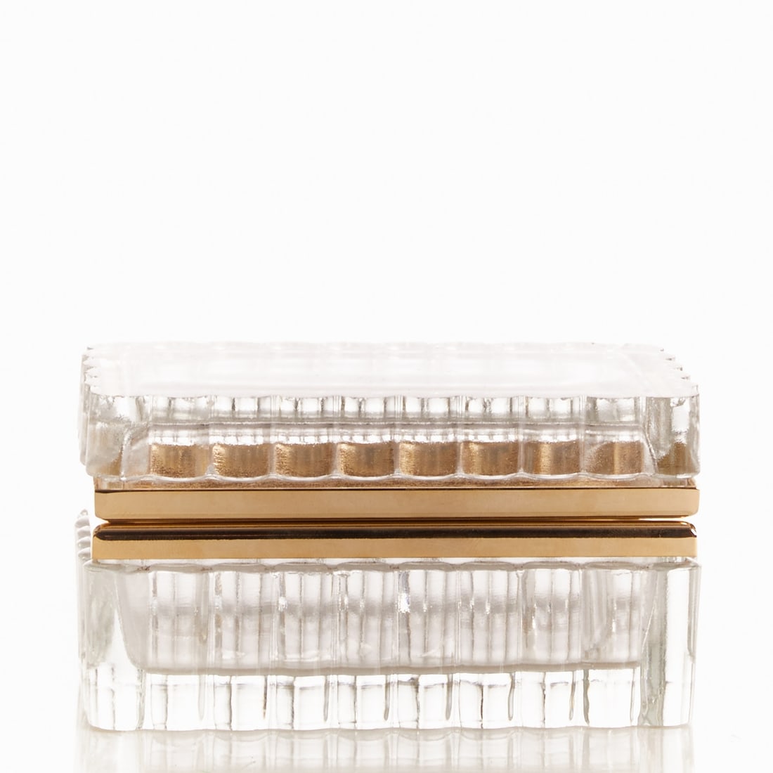 Rectangular lidded box with wavy rim - Art Deco. France, circa 1935-1940.: Rectangular lidded box with wavy rim - Art Deco France, circa 1935-1940. Thick-walled, colorless glass with wavy rim, blown into shape. Brass mounting with hinge. H. 6 cm, 6.5 x 11 cm. - Condition: is