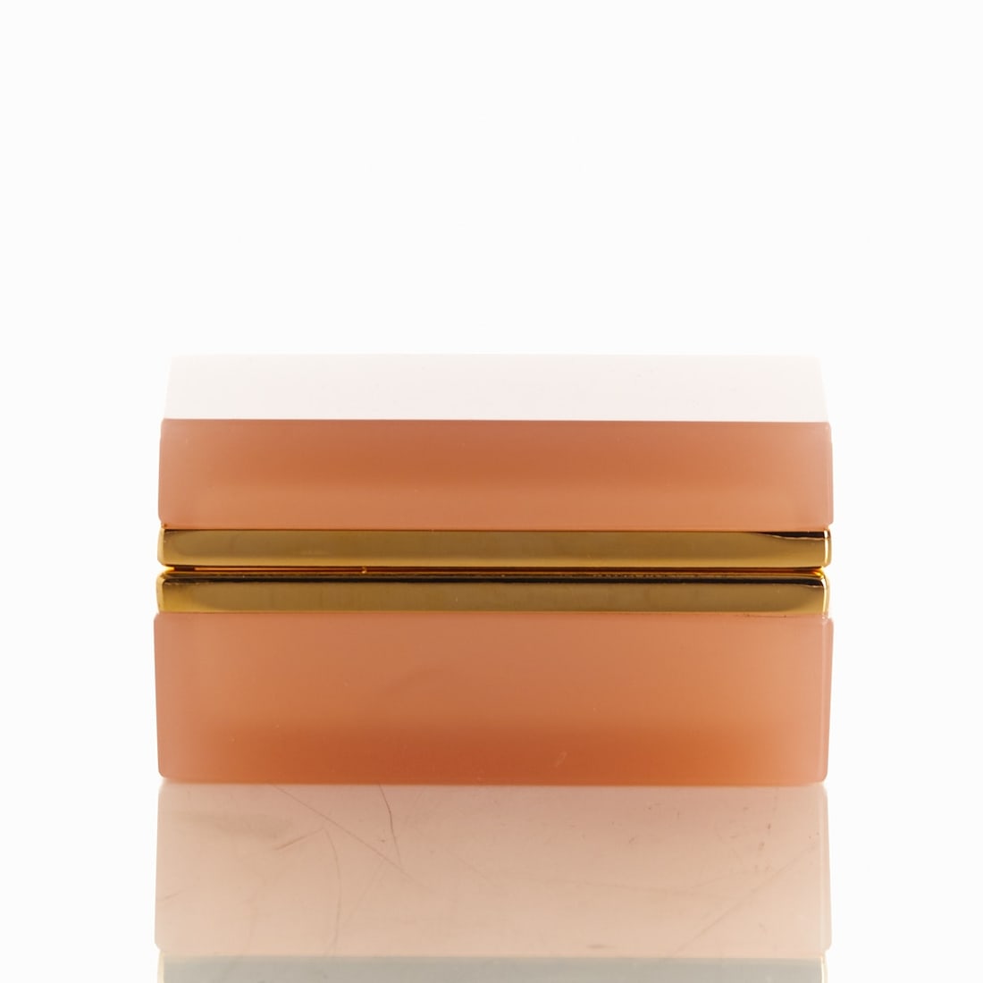 Rectangular lidded box - Art Deco. France, circa 1935-1940.: Rectangular lidded box - Art Deco France, circa 1935-1940. Thick-walled, pink / salmon-colored opal glass, slightly translucent, cut and polished. Brass mounting with hinge. H. 6 cm, 6.5 x 11 cm. - Co