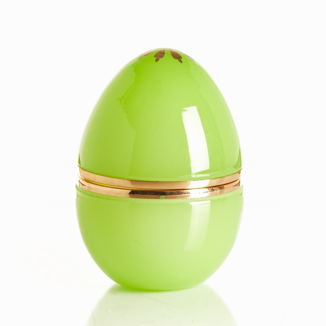 Egg-shaped lidded box - Art Deco. France, circa 1935-1940.: Egg-shaped lidded box - Art Deco France, circa 1935-1940. Uranium glass: Thick-walled, green opal glass, cut and polished. Gold-colored star. Brass mounting with hinge. H. 15.5 cm, D. up to: 11 cm.