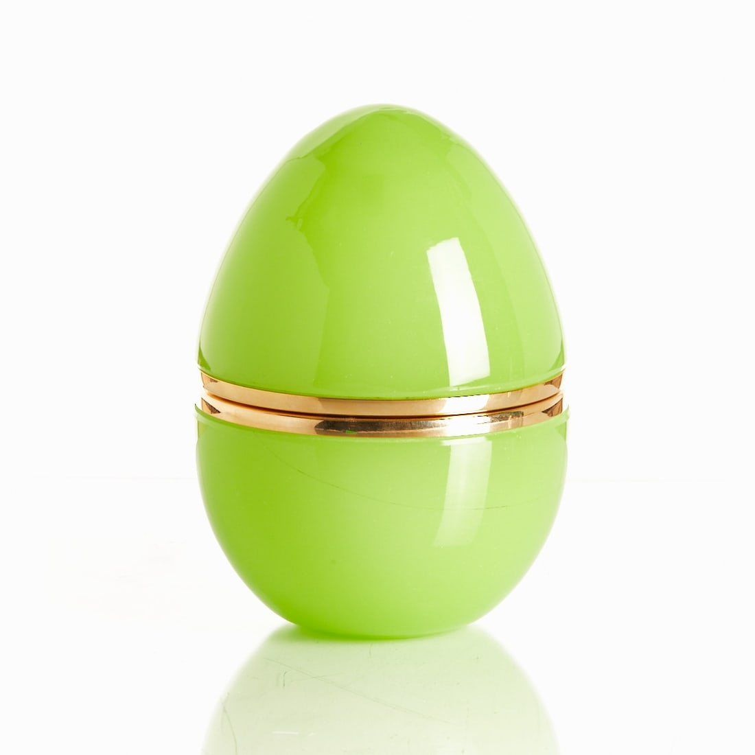 Egg-shaped lidded box - Art Déco. France, circa 1935-1940.: Egg-shaped lidded box - Art Déco France, circa 1935-1940. Uranium glass: Thick-walled, green opal glass, cut and polished. Brass mounting with hinge. H. 15.5 cm, D. up to: 11 cm.
