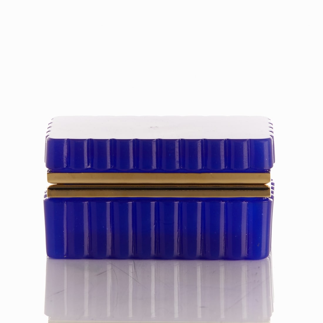 Rectangular lidded box with wavy rim - Art Déco. France, circa 1935-1940.: Rectangular lidded box with wavy rim - Art Déco France, circa 1935-1940. Thick-walled, dark blue opal glass with wavy rim, blown into shape. Brass mounting with hinge. H. 6 cm, 6.5 x 11 cm.