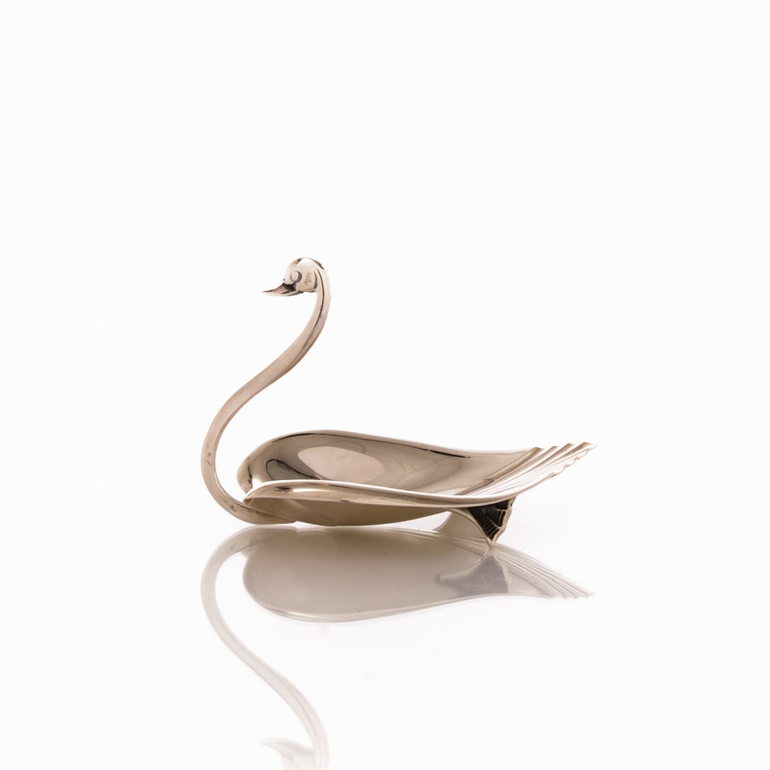 Swan as confectionery bowl: Swan as confectionery bowl Tiffany & Co/New York/USA. 925 silver. Hallmarks: Maker's mark, 925, Pattern No. 8.5 x 12.5 x 9.5 cm. Weight: 126 g.