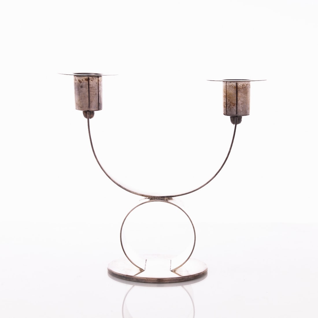 2-light Bauhaus table candlestick: 2-light Bauhaus table candlestick Silver-plated. H. 18 cm. W. 19.5 cm.