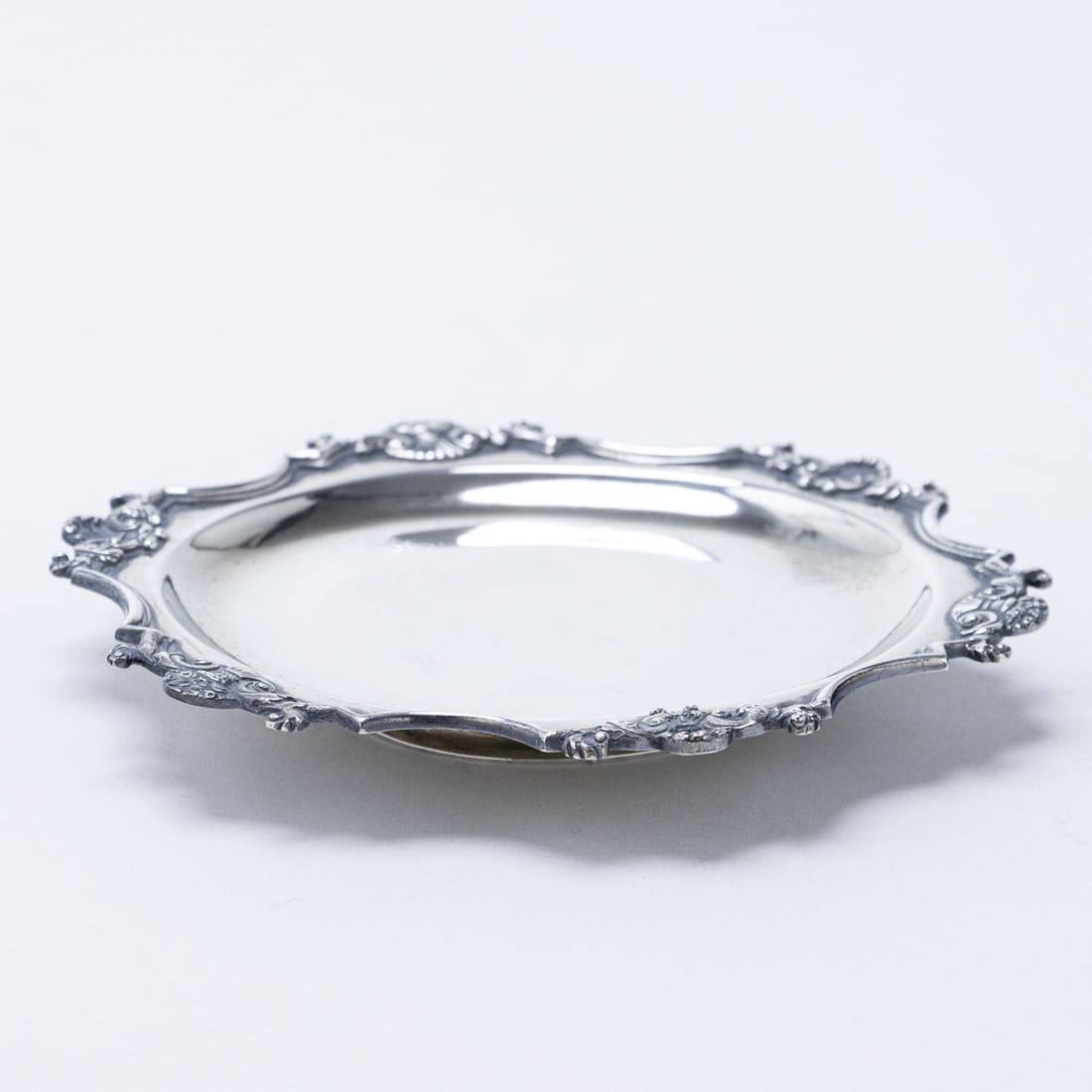Baroque Confectionery Bowl: Baroque confectionery bowl Jacob Groeneweg/Haarlem/Netherlands, circa 1750. Silver. Hallmarks: maker's mark, city stamp, year stamp. D. 14.5 cm. Weight: 126 g. Inscription: Conte Leone Bobunsky.