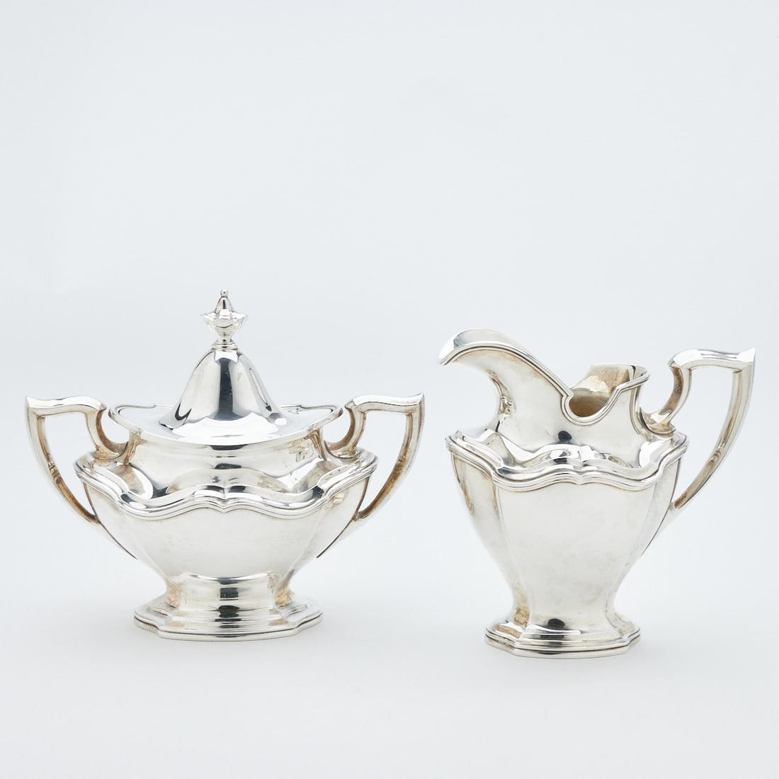 2-piece Milk & Sugar Set in Baroque Style: 2-piece milk & sugar set in Baroque style Reed & Barton/Taunton/USA. 925 silver. Hallmarks: maker's mark, Sterling. Weight: 782 g. 1 milk jug H. 14.3 cm. 1 sugar bowl H. 16.5 cm.