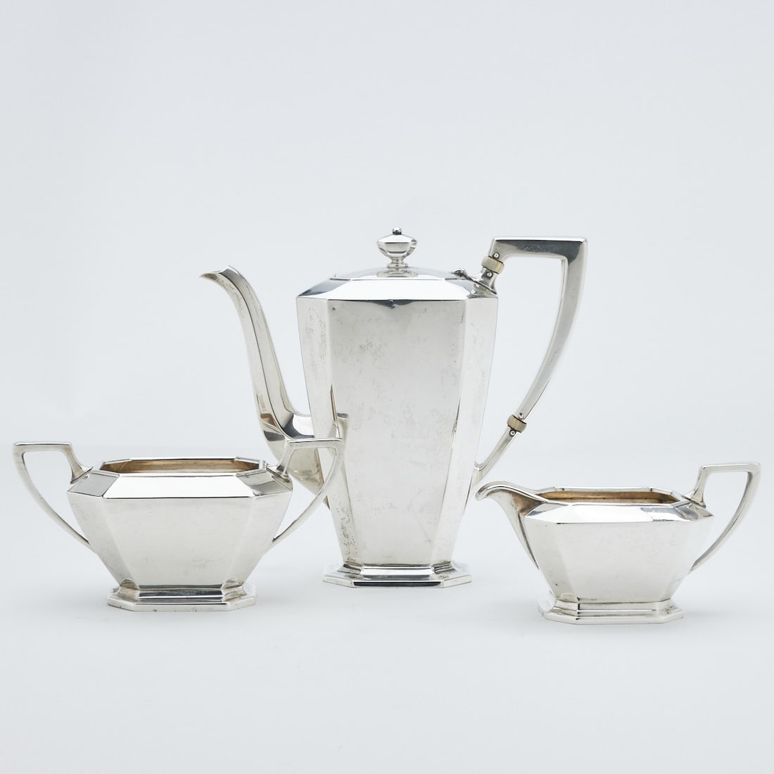 3-piece Art Deco coffee service: 3-piece Art Deco coffee service. Wm. B. Durgin/Concord/USA, c. 1920. 925 silver. Hallmarks: Maker's mark, Sterling, Weight: 812 g. Monogrammed. Comprising: 1 coffee pot H. 18.5 cm. 1 milk jug H. 7.5