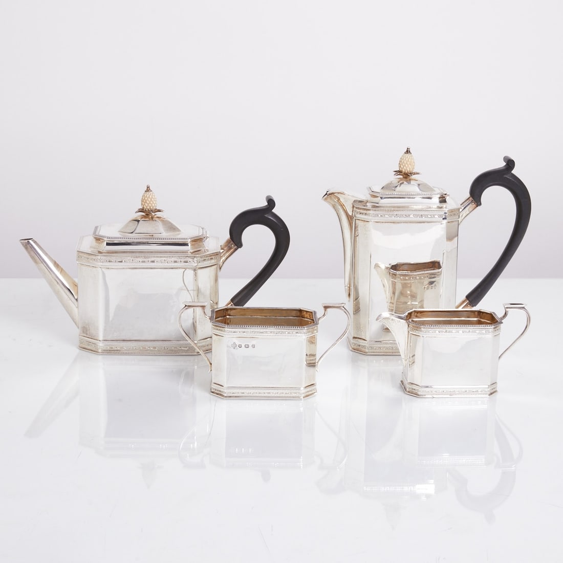 4-piece coffee and tea service: 4-piece coffee and tea service. Sheffield/England, c. 1932/33. 925 silver. Hallmarks: Maker's mark, city and fineness marks, year mark. Weight: 1780 g. 1 coffee pot H. 18.3 cm. 1 teapot H. 14.1 cm. 1