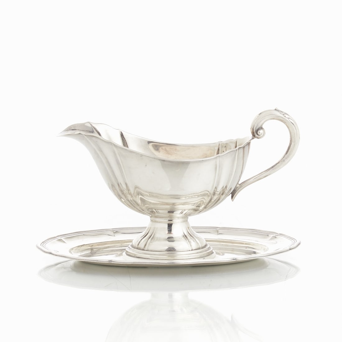 Sauce Boat in Baroque Style: Sauce boat in Baroque style Alpaca. 12 x 22 x 14 cm.