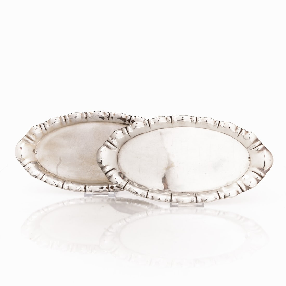 Pair of Art Deco trays: Pair of Art Deco trays Pest/Austria/Hungary, circa 1900. 800 silver. Hallmarks: maker's mark, Diana head. 1.5 x 32 x 16 cm. Weight: 314 g.