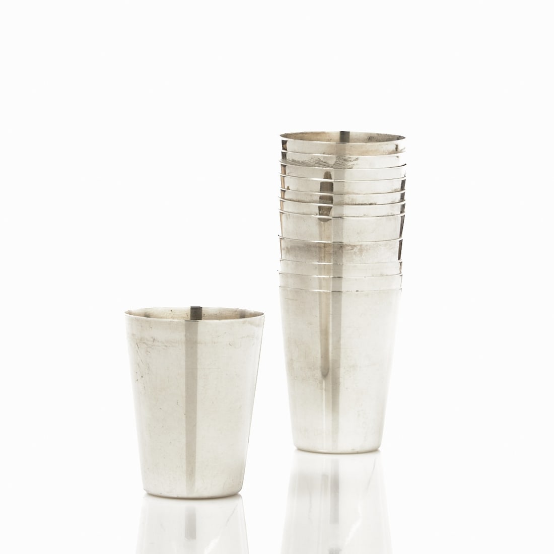 12 Beakers: 12 beakers Wilkens/Bremen. 835 silver. Hallmarks: maker's mark, 835, crescent/crown. H. 5.7 cm. Weight: 425 g.
