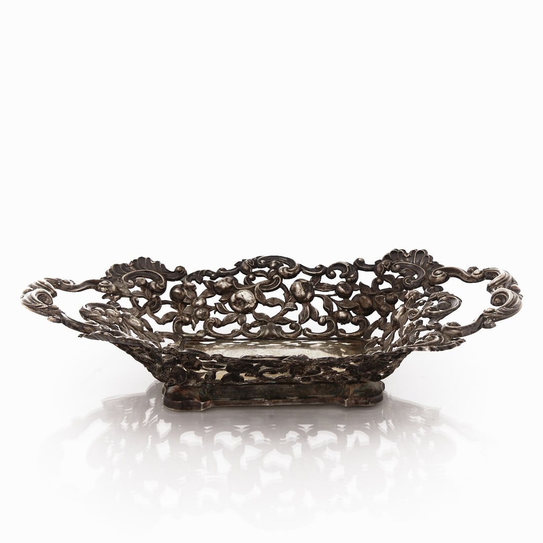 Biedermeier Bowl: Biedermeier bowl Circa 1840. 812.5 silver. Hallmarks: 13. 5.5 x 26 16.5 cm. Weight: 148 g. Damaged.