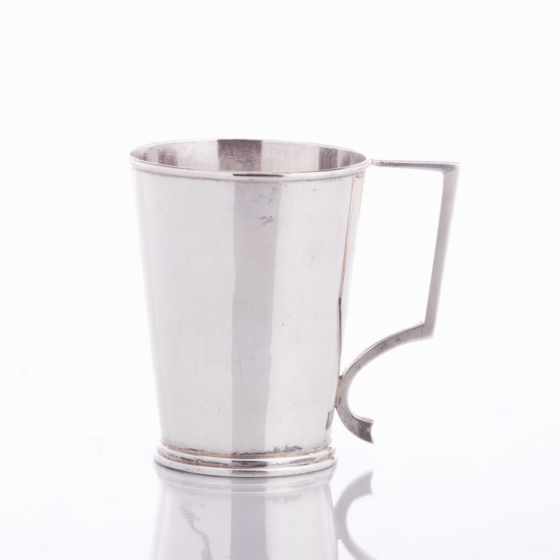 Handled mug, so-called Mug: Handled mug, so-called Mug London/England, circa 1935/36. 925 silver. Hallmarks: Maker's mark, city and fineness stamp, year stamp. H. 10 cm. Weight: 300 g.