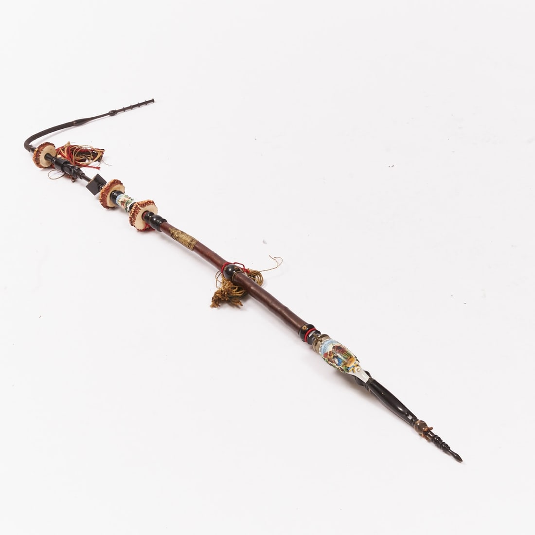 Large Reservist's Pipe - Braunschweig: Very Large Reservist's Pipe - Death's Head Hussars Braunschweig, 1910/13. Wood, horn, porcelain, cord, brass. L: 197 cm. Very large, richly decorated reservist's pipe, Death's Head Hussars, 1st