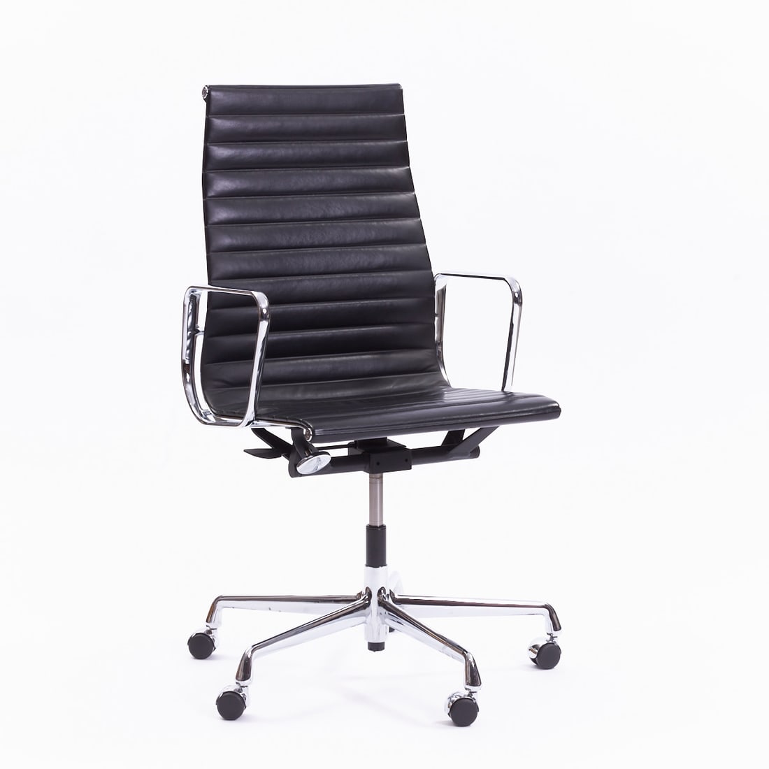 Armchair EA 119 (1 of 1)