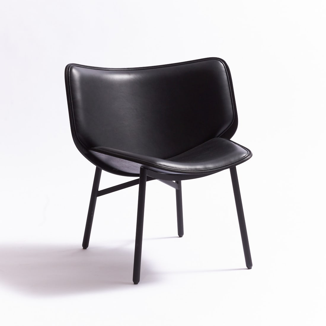 Dapper Lounge Chair: Dapper Lounge Chair. Hay/Denmark. Design: Doshi Levien. Ebonized oak. Leather. 43/74 x 70 x 66 cm.