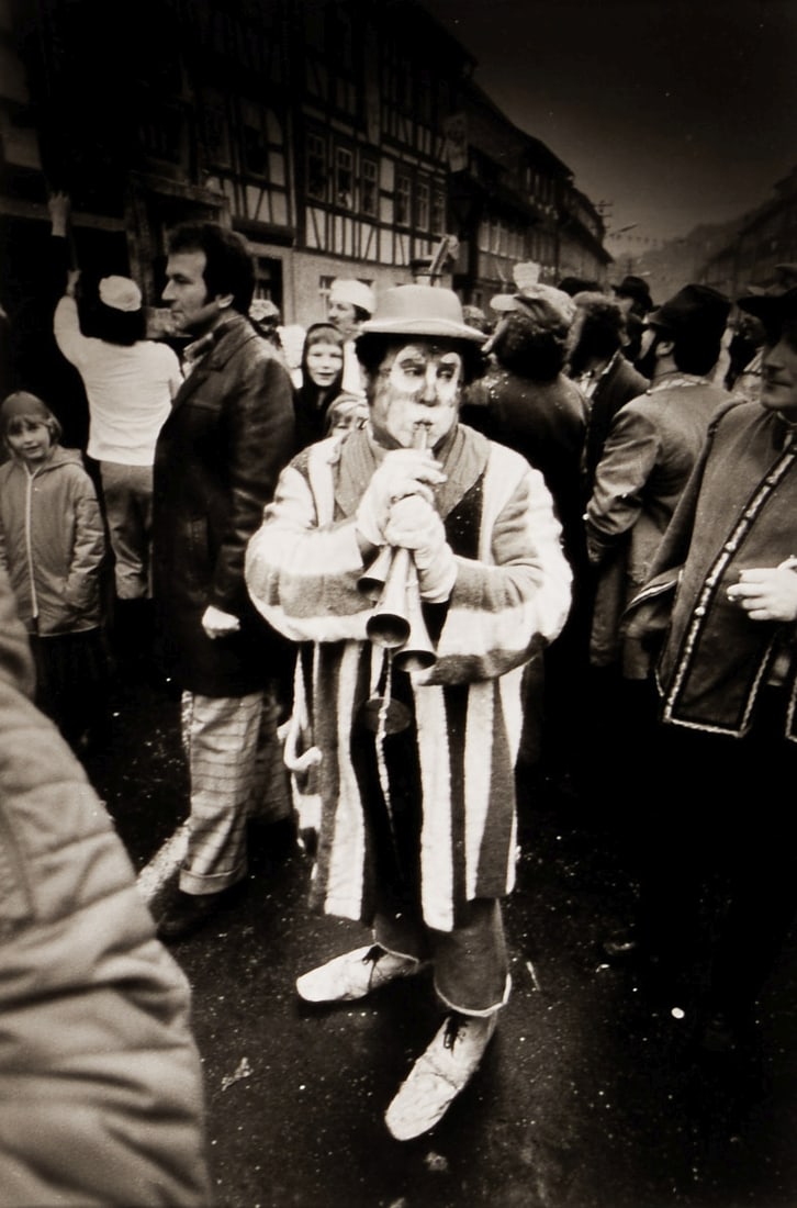 Photographer of the 20th Century: Photographer of the 20th Century - Carnival in Wasingen - (1980) Vintage silver gelatin print/paper. 30.5 x 20.8 cm (passepartout cutout), 49.6 x 39.9 cm (dimensions with passepartout). Verso on