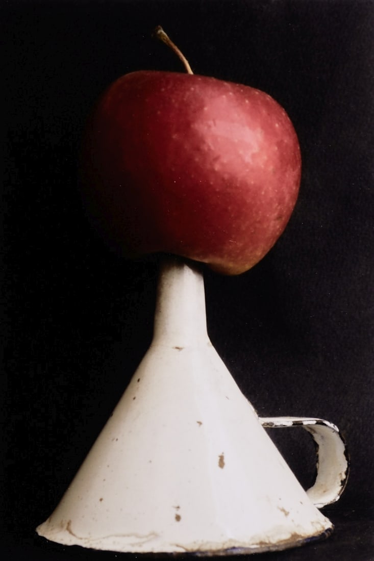 Bernd Hahn: Bernd Hahn 1954 Neustadt/Sachsen - 2011 Burgstädtel near Dohna - Funnel with Apple - C-print/paper. 29.8 x 21.1 (sheet size), 42.5 x 32.5 cm (dimensions with frame). Signed verso: B. Hahn. Mat.