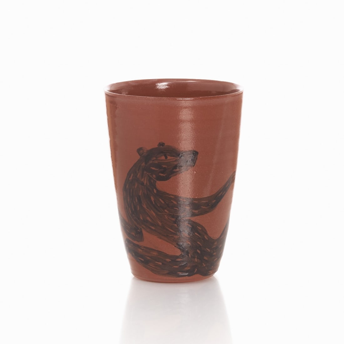 Angela Hampel: Angela Hampel 1956 Räckelwitz - Ceramic mug with animal motif - Ceramic, reddish shard, brown glazed. Black painted and glazed. Monogrammed on the underside: AH. H. 10 cm, D. 7.5 cm.