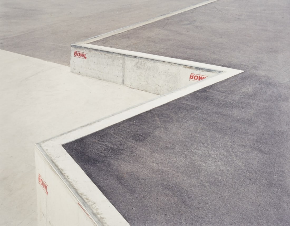 Matthias Hoch: Matthias Hoch 1958 Radebeul - "Ravensburg" - 2002 C-Print/photographic paper. 4/30. 31 x 40 cm (passe-partout cutout), 52 x 62 cm (dimensions with frame). Verso labeled on a label: Labeled a