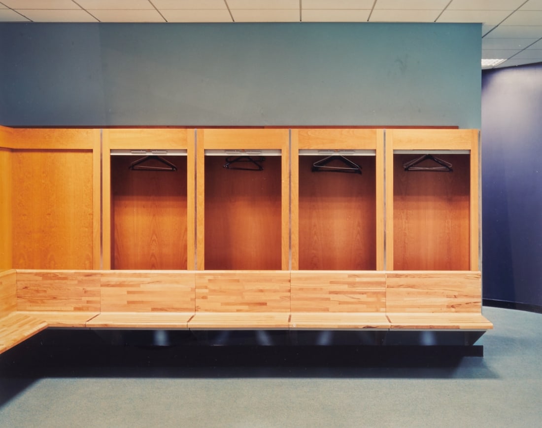 Matthias Hoch: Matthias Hoch 1958 Radebeul - "Paris" - (1999) C-Print/photographic paper. 3/25. 33 x 42 cm (passe-partout cutout), 52 x 62 cm (dimensions with frame). Passe-partout. Framed under glass. Mat