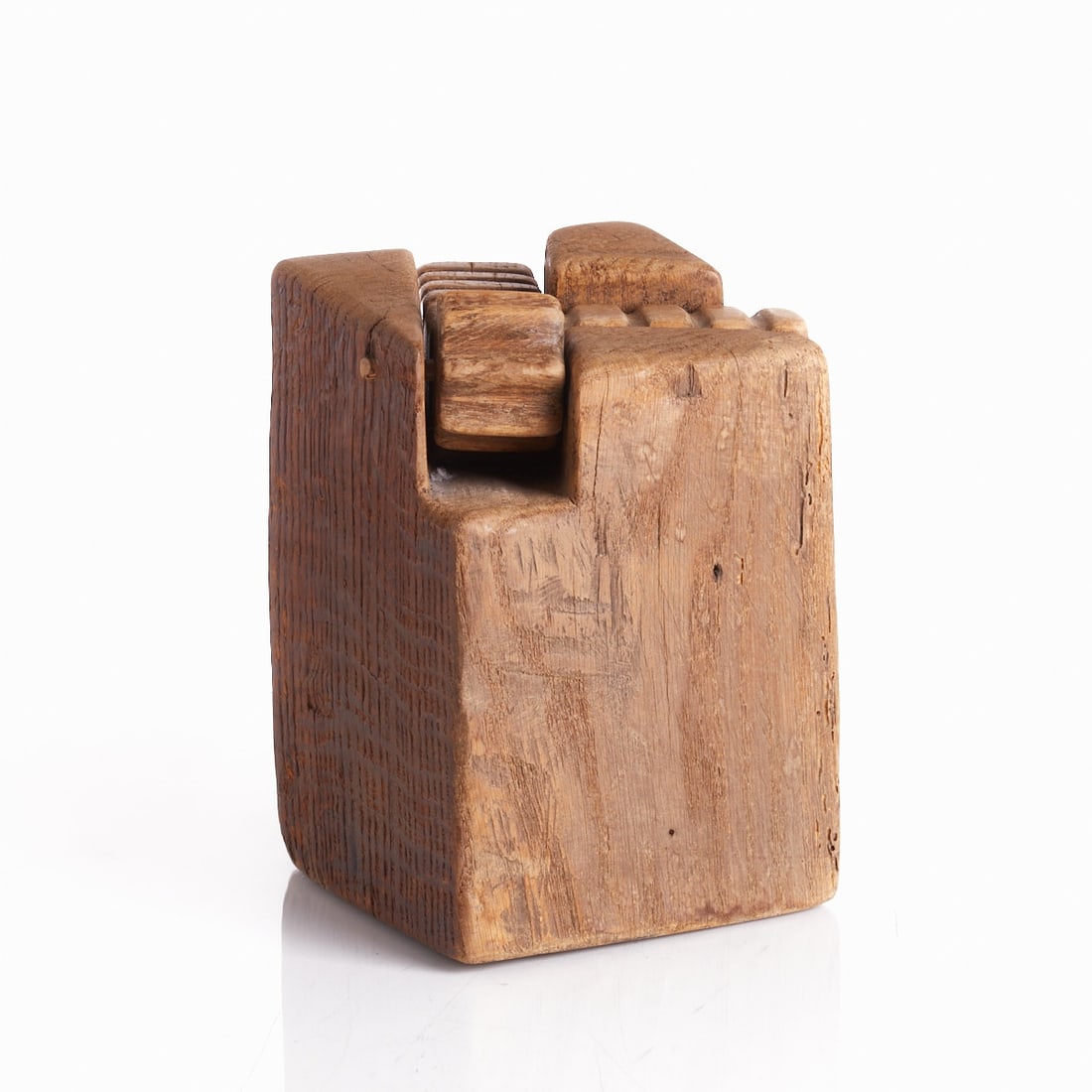 Monika Müller-Kluge: Monika Müller-Kluge 1937 Thedinghausen - lives and works in Damnatz - Wooden object - Wood. 24 x 16 x 20 cm.