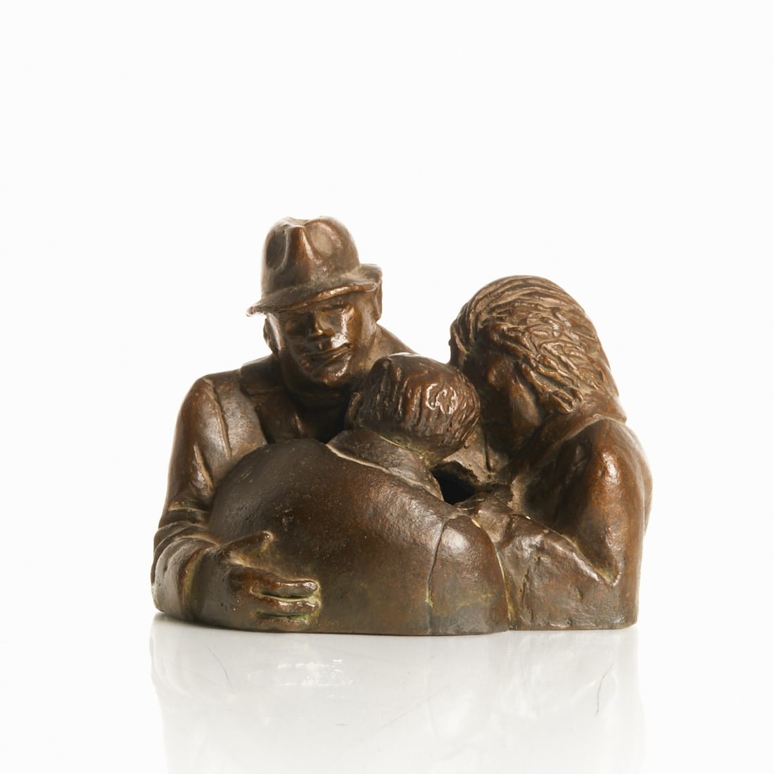 Siegfried Neuenhausen: Siegfried Neuenhausen 1931 Dormagen - lives and works in Hanover - Family - (1976) Bronze. Gilt-brown patina. H. 15 cm. Unsigned. Edition 1/3 not noted on the object. S. Neuenhausen is a sculptor,