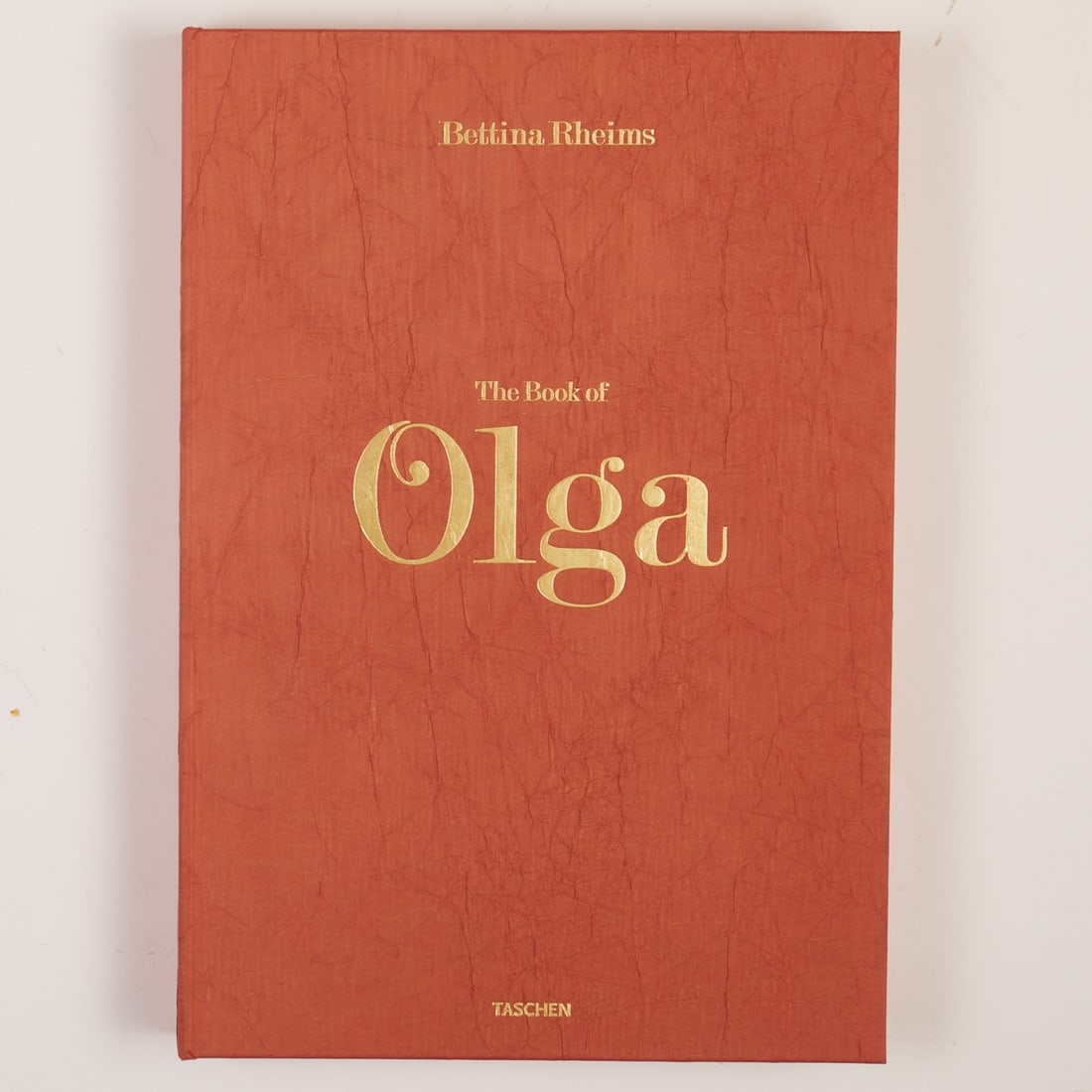 Bettina Rheims: Bettina Rheims 1952 Neuilly-Sur-Seine - lives in Paris - "The Book of Olga" - (2008) Cologne, Taschen GmbH. Numbered copy: AP 169/200. Signed: B Rheims (Paris, July 2008). Fabric-bound hardcover with